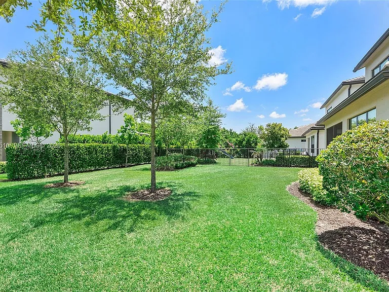 2485 Primrose Pl — Photo 43