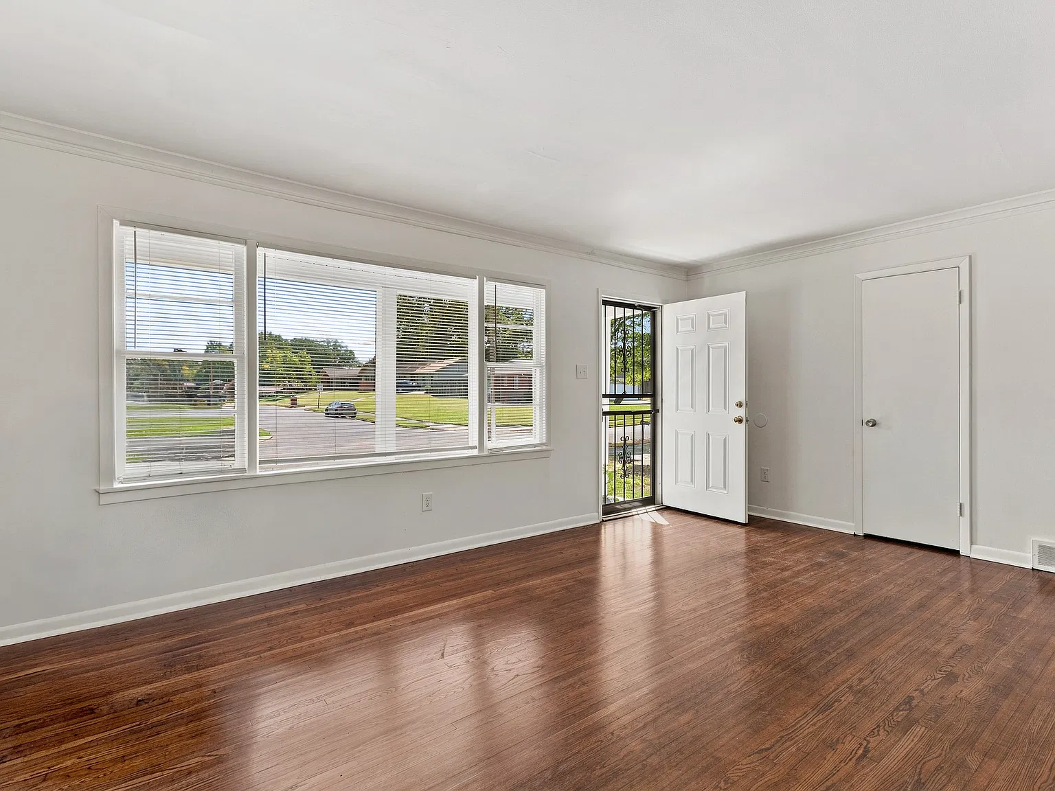 Newly Renovated Brick Home with Spacious Entertaining Areas — Photo 4