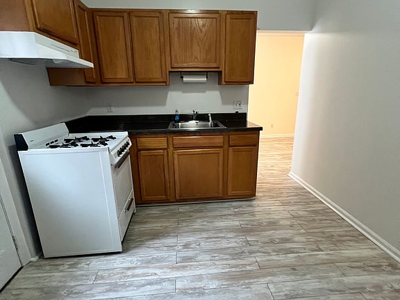 4th image of 214 Rockland Ave APT 1B