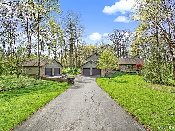 3rd image of 158 Dianne Dr