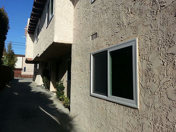3rd image of 804 Harkness Ln APT 2