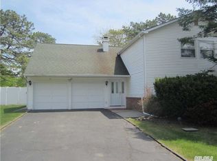 33 Ash Dr, Medford, NY 11763