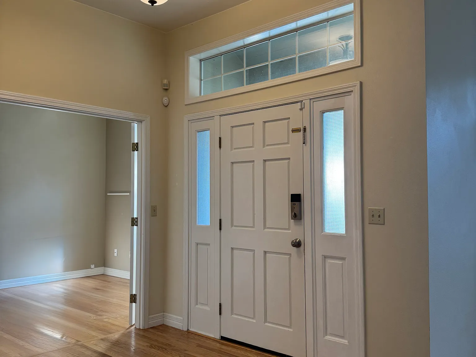 3 bed, 2321 sqft, $3,200 — Photo 2