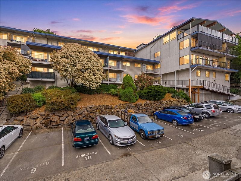 5th image of 2629 2633 14th Avenue W