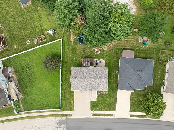 3rd image of 2603 Meadow Ridge Dr