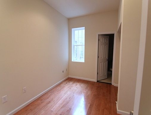 3rd image of 1627 W Diamond St