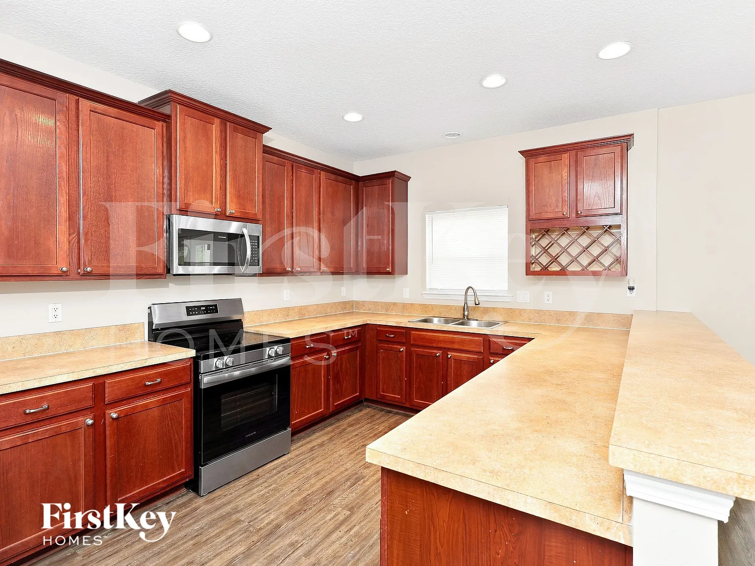 5 bed, 2.5 bath, 2996 sqft, $2,580 — Photo 4