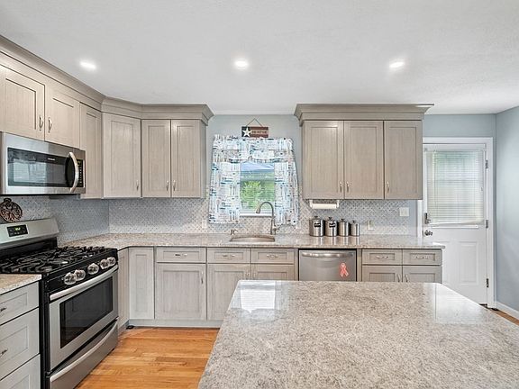 3rd image of 382 Belmont St