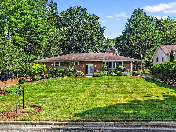 2nd image of 3625 Pinecrest Rd
