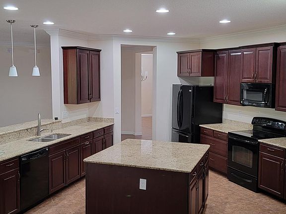 3rd image of 282 Cornwall Dr