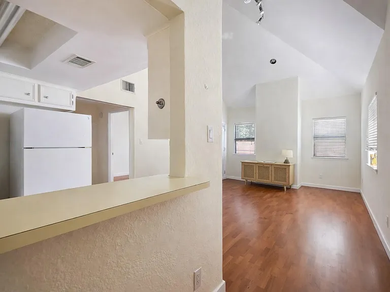 706 W 22nd St #306 — Photo 3