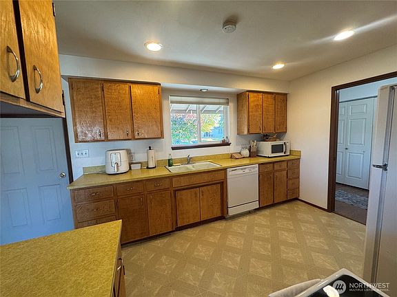 5th image of 103 Crest Drive