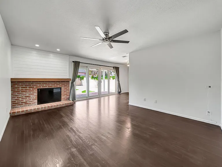 23008 Hamlin St — Photo 4