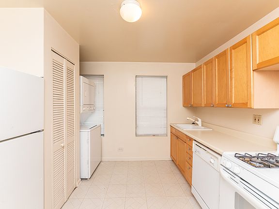 3rd image of 544 N Hermitage Ave #2