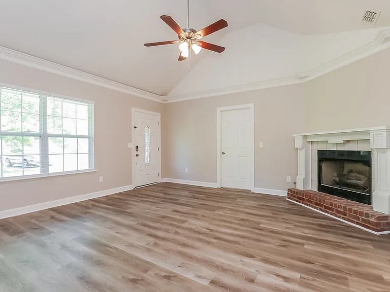 407 Cindi Ct — Photo 5