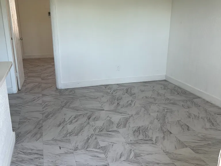 975 NW 5th St #8 — Photo 2