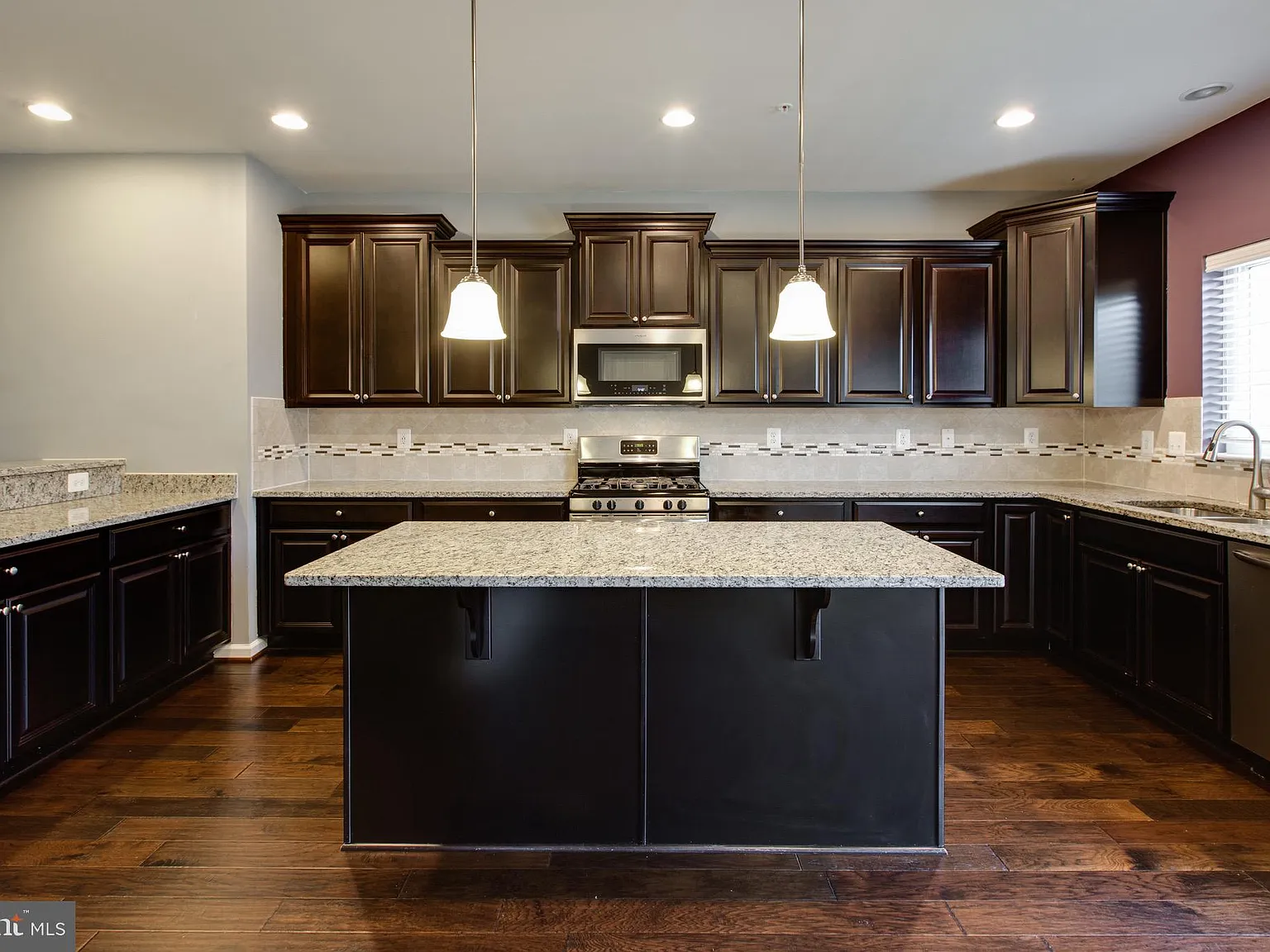 3 bed, 4.0 bath, 2000 sqft, $3,200 — Photo 3