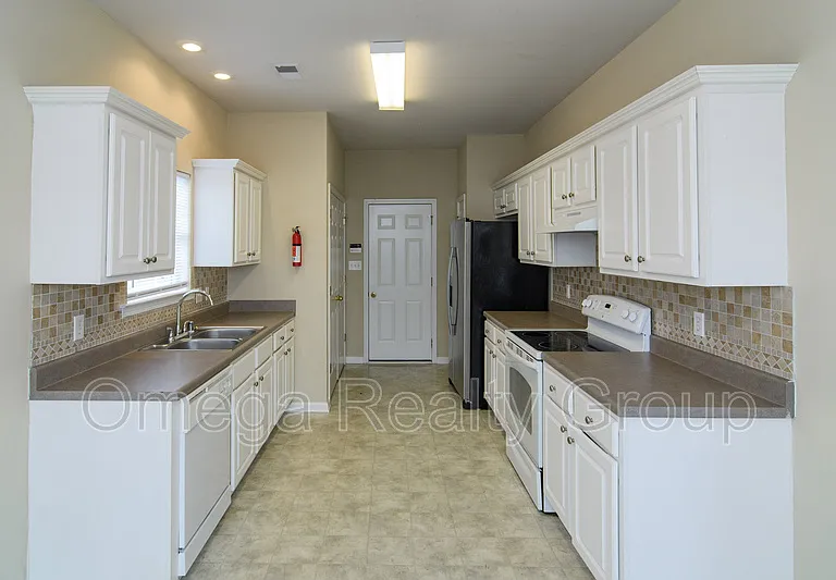 1030 Lexington Dr — Photo 10