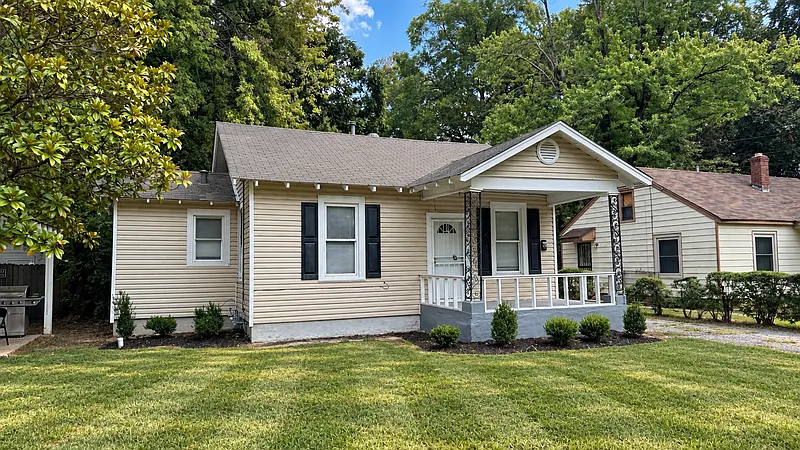 2 bed, 1.0 bath, 756 sqft, $1,095 — Photo 1