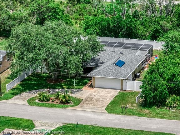 2nd image of 302 Lotus Ave
