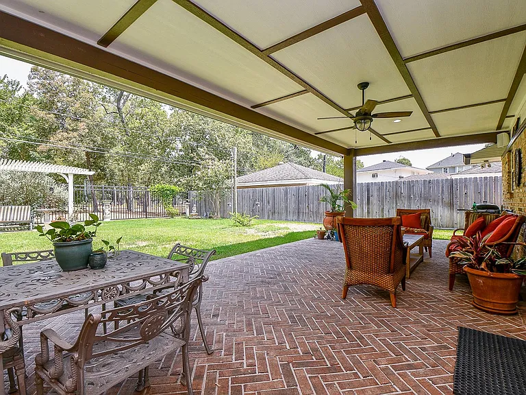 922 Chantilly Ln — Photo 32