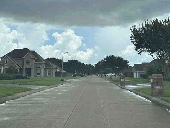 Exterior Neighborhood (street photo)