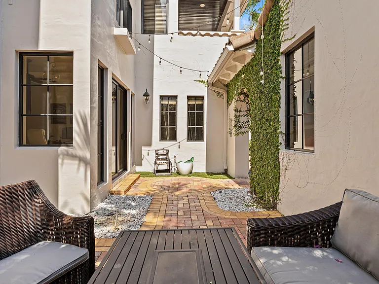 9521 Eden Mnr — Photo 23