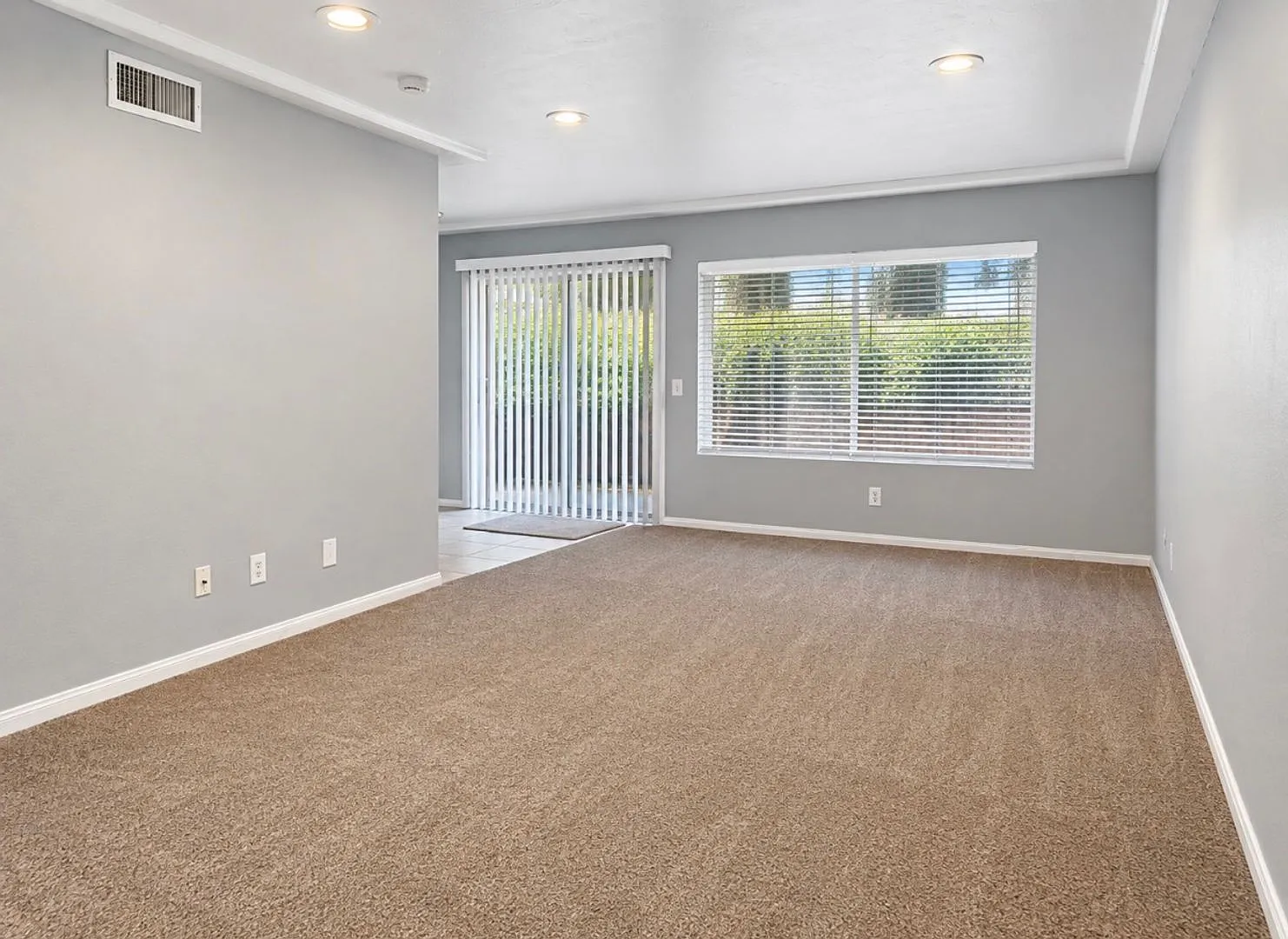 1 bedroom / 1 bath Condo with 2 assigned parking spaces! — Photo 2