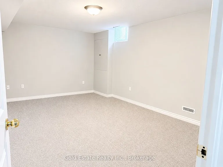 1387 Marshall Cres #LOWER — Photo 4