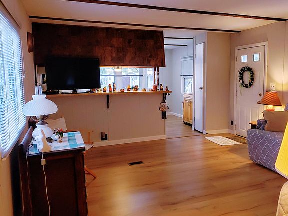 4th image of 10 Candlelight Ln #12376