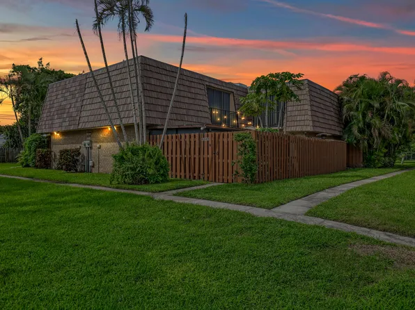 923 Springdale Circle, Palm Springs, FL 33461