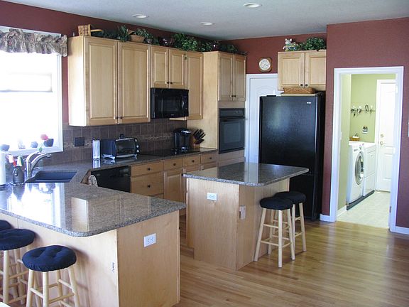 Kitchen w/Pantry