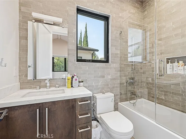 13135 Chandler Blvd — Photo 30