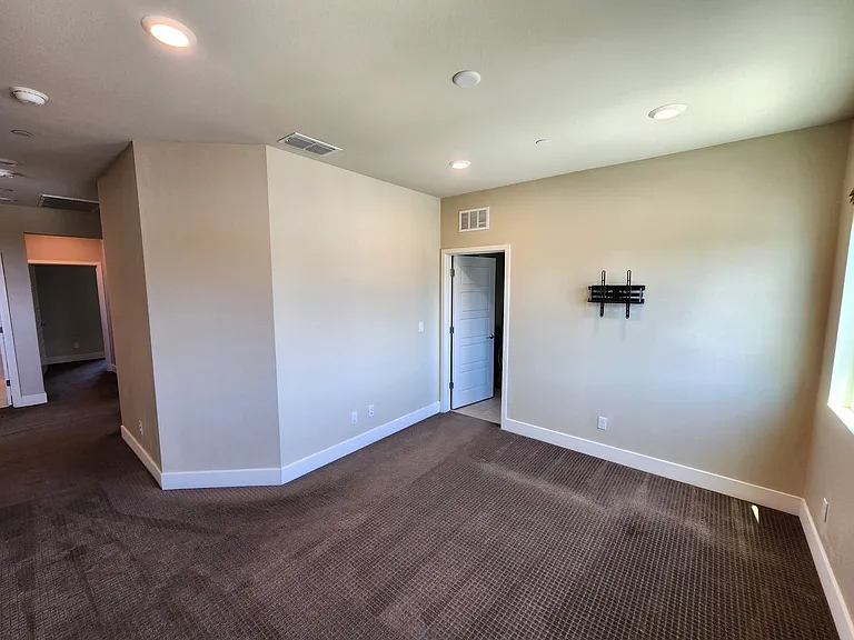 4549 Maple Crest St — Photo 15