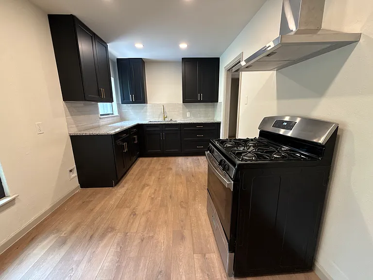 1043 Shadwell Dr — Photo 7