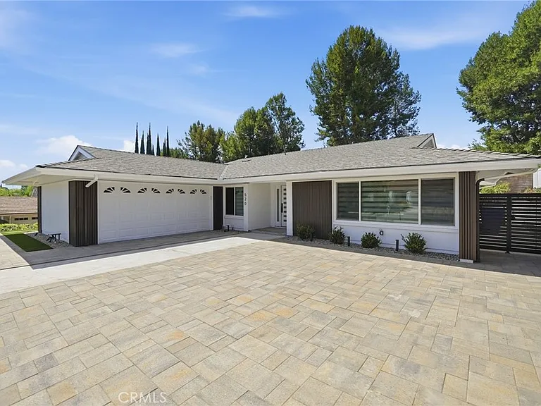 520 W Country Hls — Photo 3
