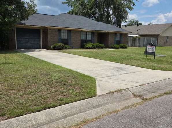1646 Latham Ct, Hinesville, GA 31313