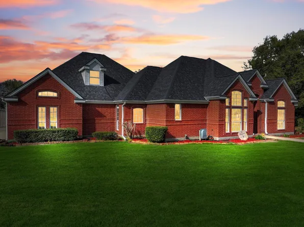 520 Meadow Ln, Winnie, TX 77665