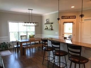 3rd image of 2130 London Ln