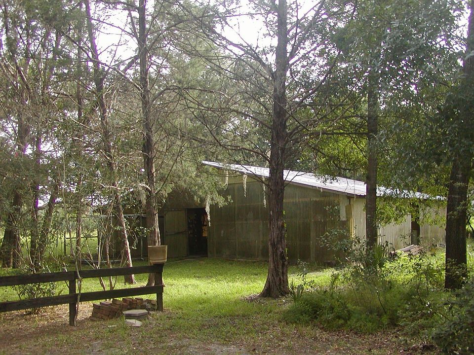 Barn on property w/concrete floor