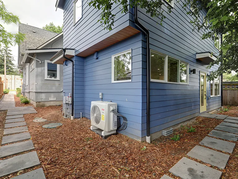 333 NE Longwood Pl — Photo 2