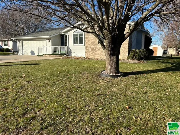 513 Lincoln Rd, Storm Lake, IA 50588