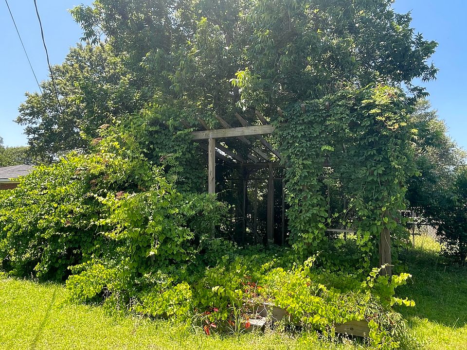 2nd image of 1081 Hickory St