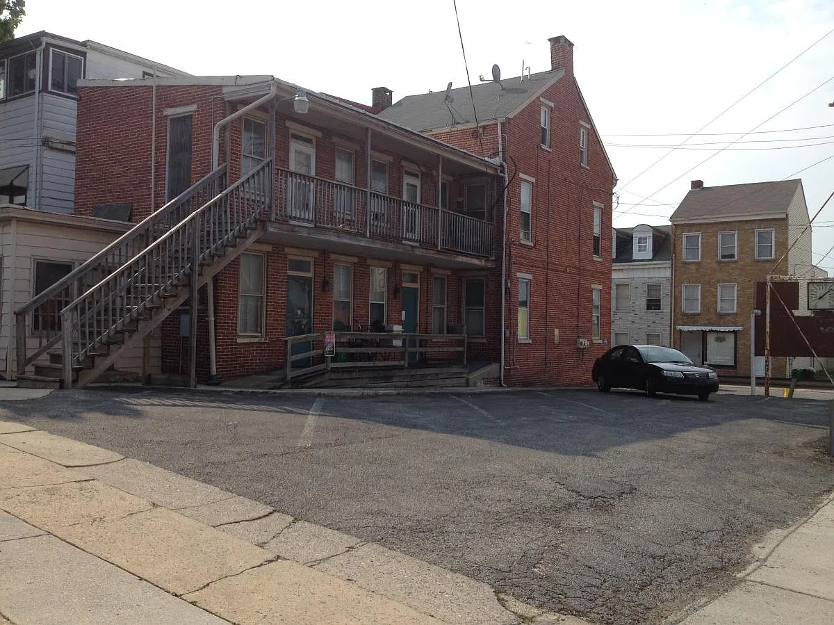 3 bed, 1.5 bath, 1500 sqft, $1,025 — Photo 3