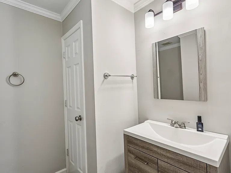 1030 Huntington Trce SE — Photo 2
