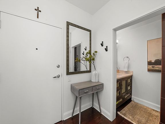 4th image of 653 N Kingsbury St APT 2106