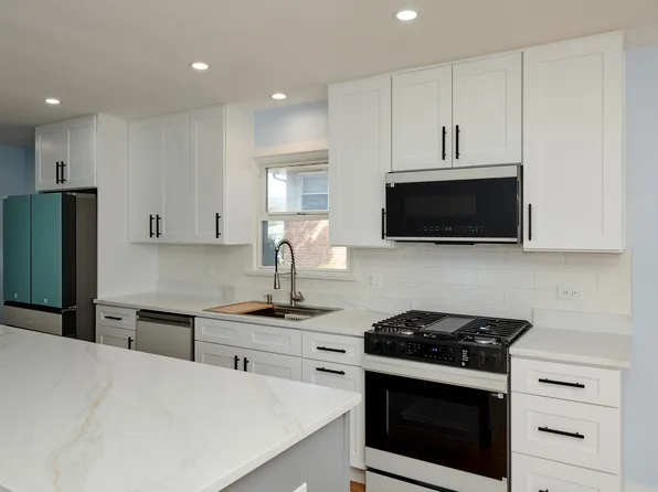 8544 W Roseview Dr, Niles, IL 60714