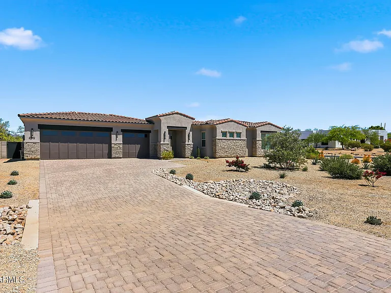 6896 E Lomas Verdes Dr — Photo 2