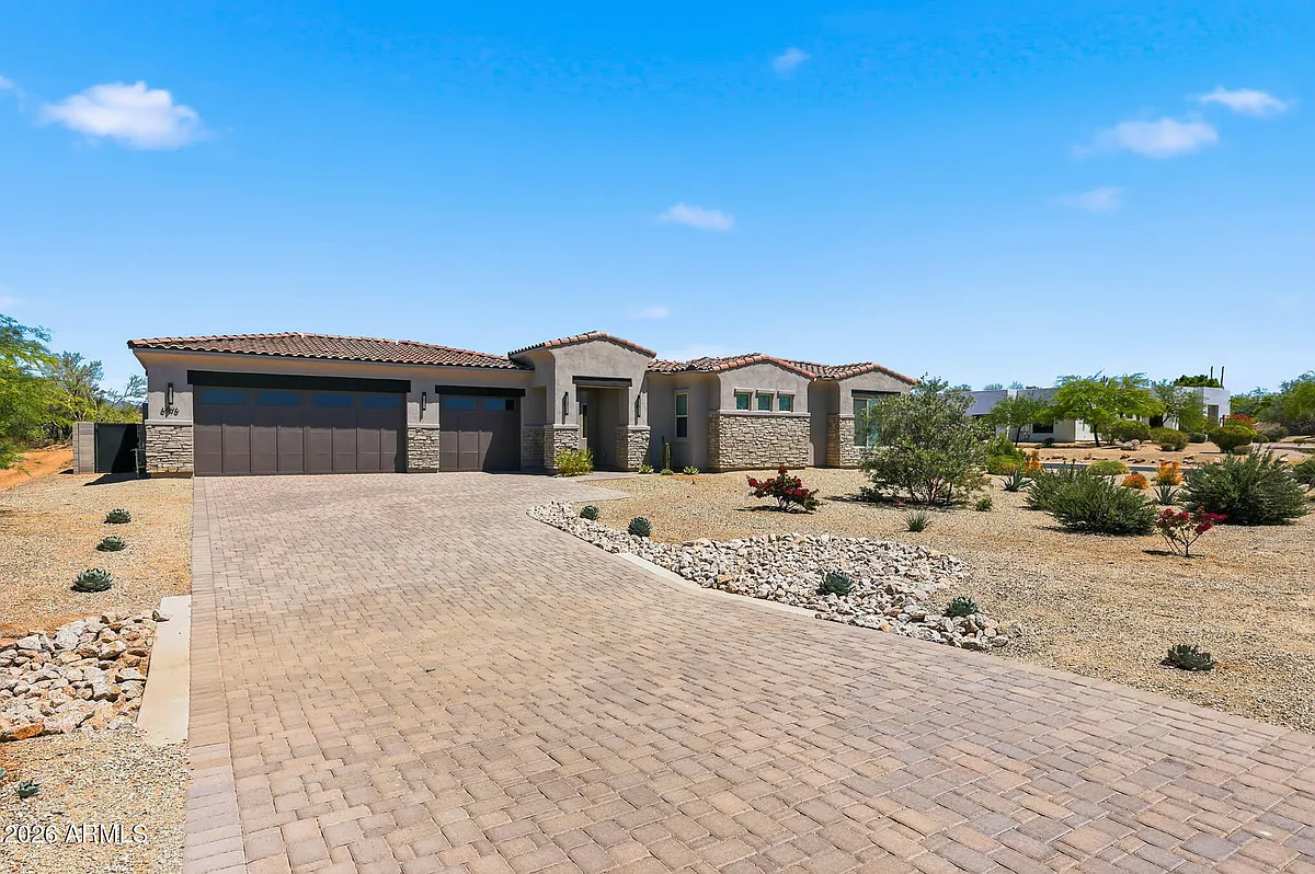 Building Photo - 6896 E Lomas Verdes Dr