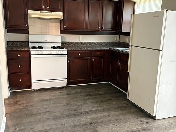 3rd image of 6208 Whitby Ln